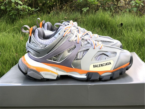 Paris family_ three generations_ light gray orange_ color matching_ shipping 36--45 in front-a708e5be